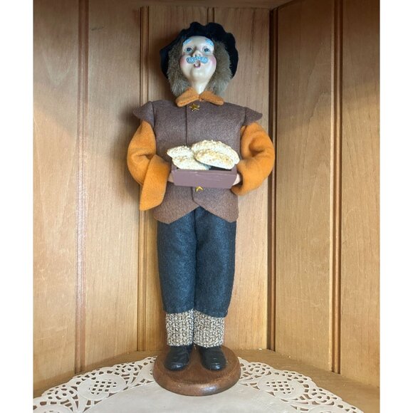 Vintage Handcrafted Thanksgiving Pilgrim Caroler Doll Figurine Bread Tray Felted - Picture 1 of 6